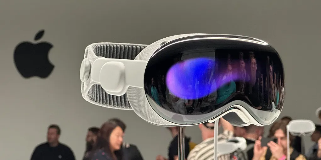 Apple Vision Pro: A Mirrored Launch